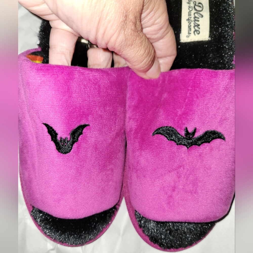 Limited Edition Deluxe By Dearfoams Halloween Slippers with Bats New
